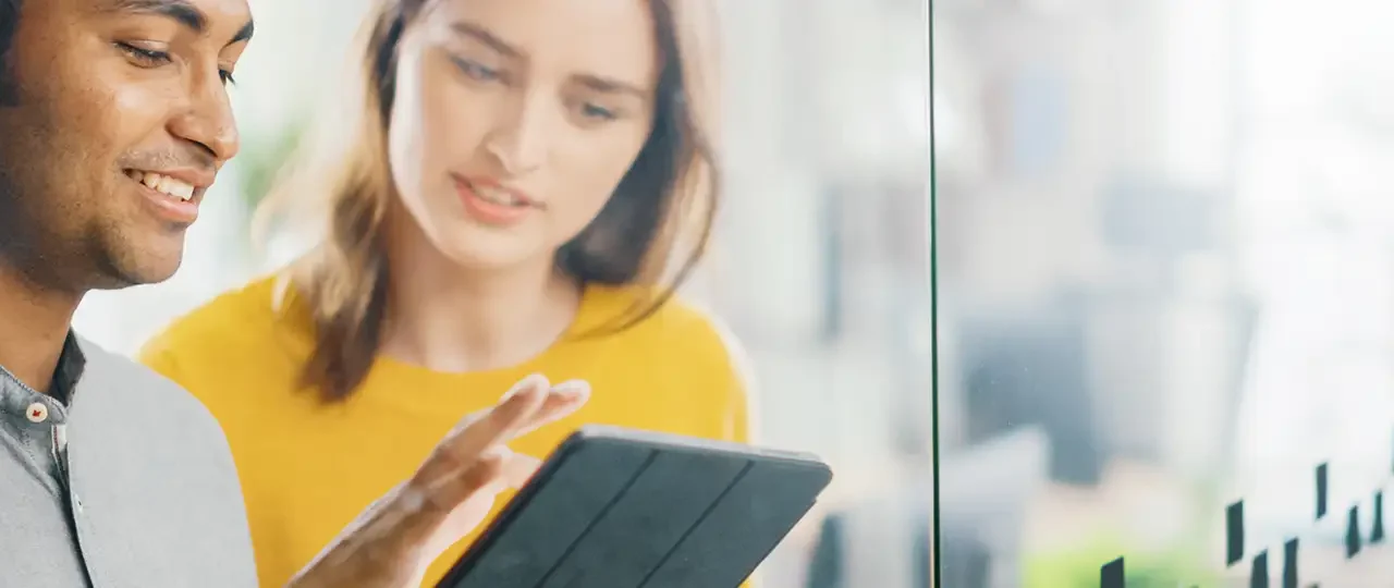 mann-und-frau-mit-tablet