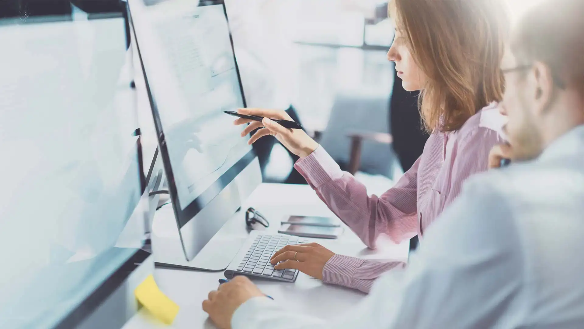 Personen an Monitor
